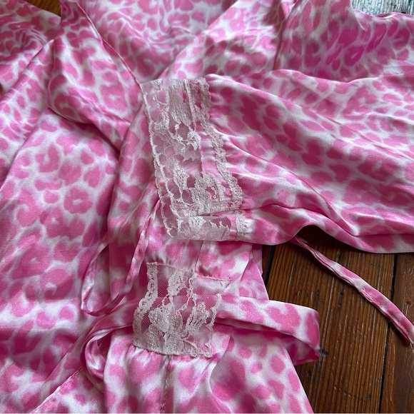 Vintage mid-2000s Pink K hot pink leopard satin robe with lace trim and tie - Picture 5 of 5
